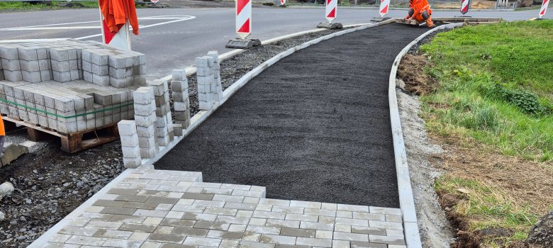 Herstellung Gehweg vom Kreisel Richtung Märkte