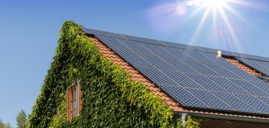 Haus gewinnt Sonnenenergie dank Photovoltaik