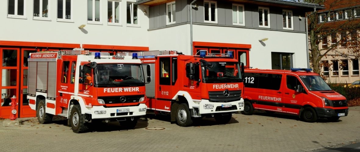 Frontalansicht des Feuerwehrhauses Altenhaßlau mit drei Feuerwehrfahrzeugen vor dem Haus