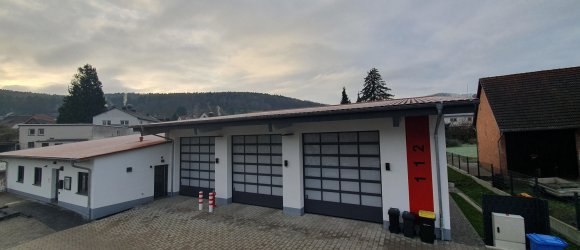 Ansicht des alten Feuerwehrhauses Eidengesäß mit drei Fahrzeugen vor dem Gebäude