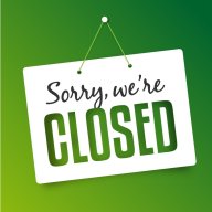 Closed Grünes Schild mit Schriftzug Wir haben geschlossen auf englisch