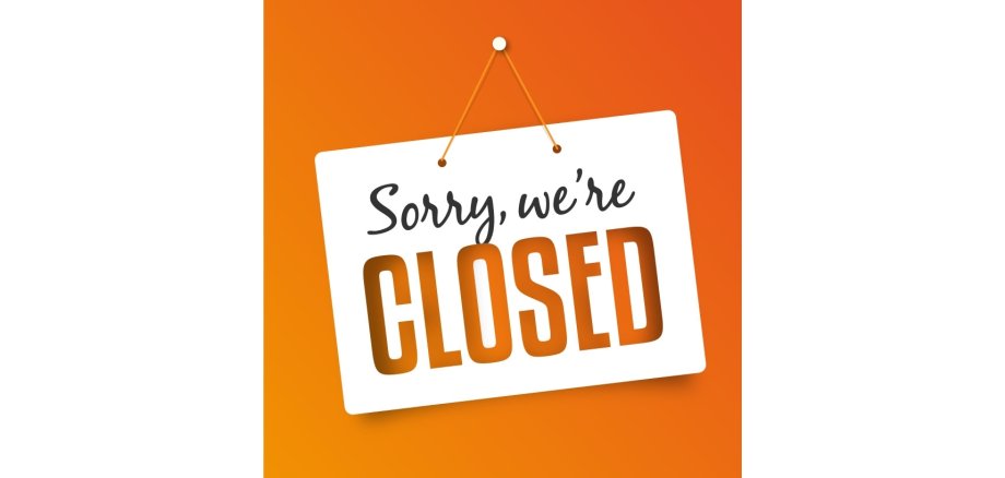 Oranges Schild mit Schriftzug Wir haben geschlossen auf englisch