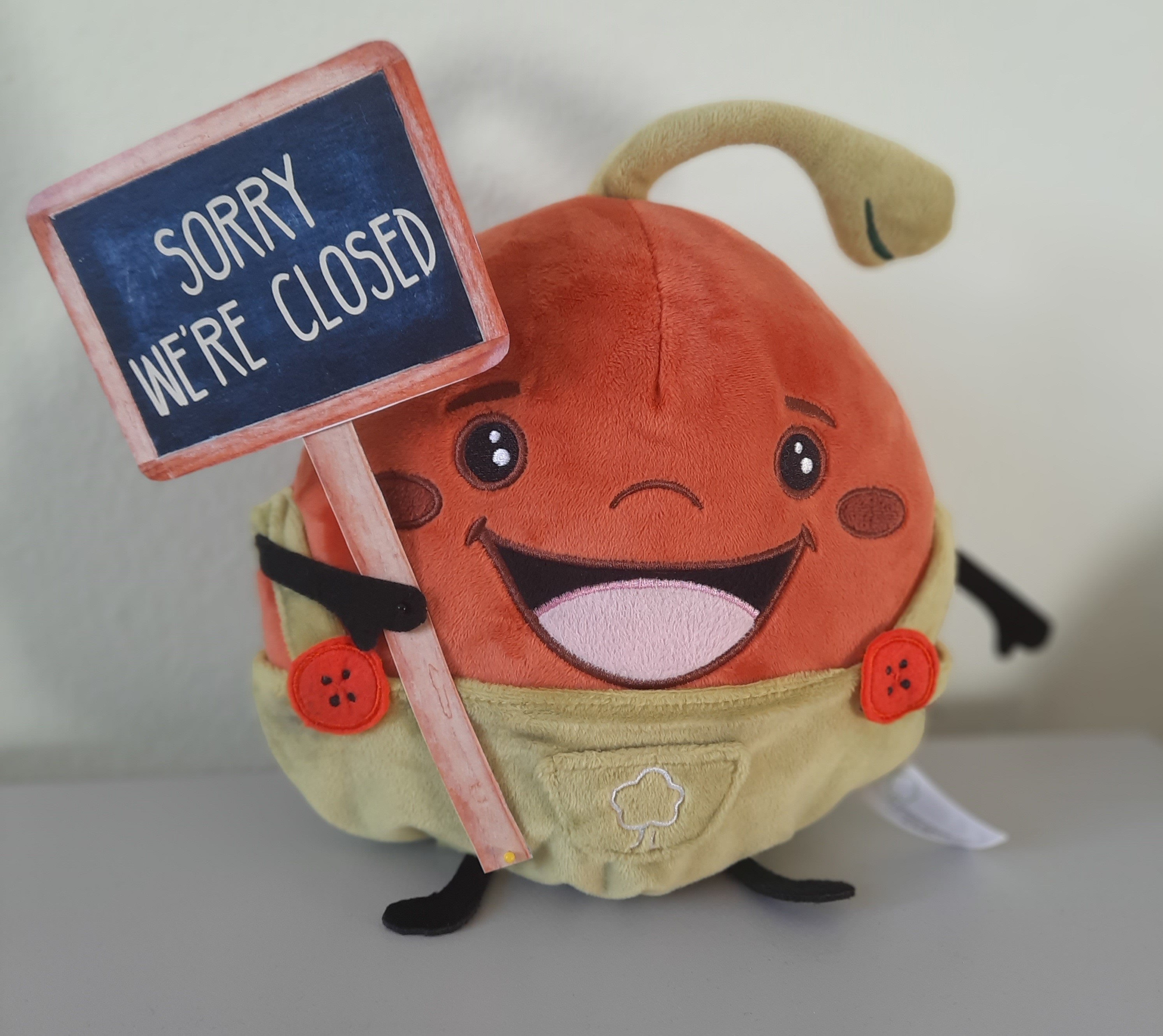 Plüschmaskottchen mit Schild Geschlossen