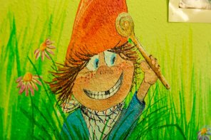 Illustration eines Zwerges, der einen Kochlöffel über seinen Kopf schwingt