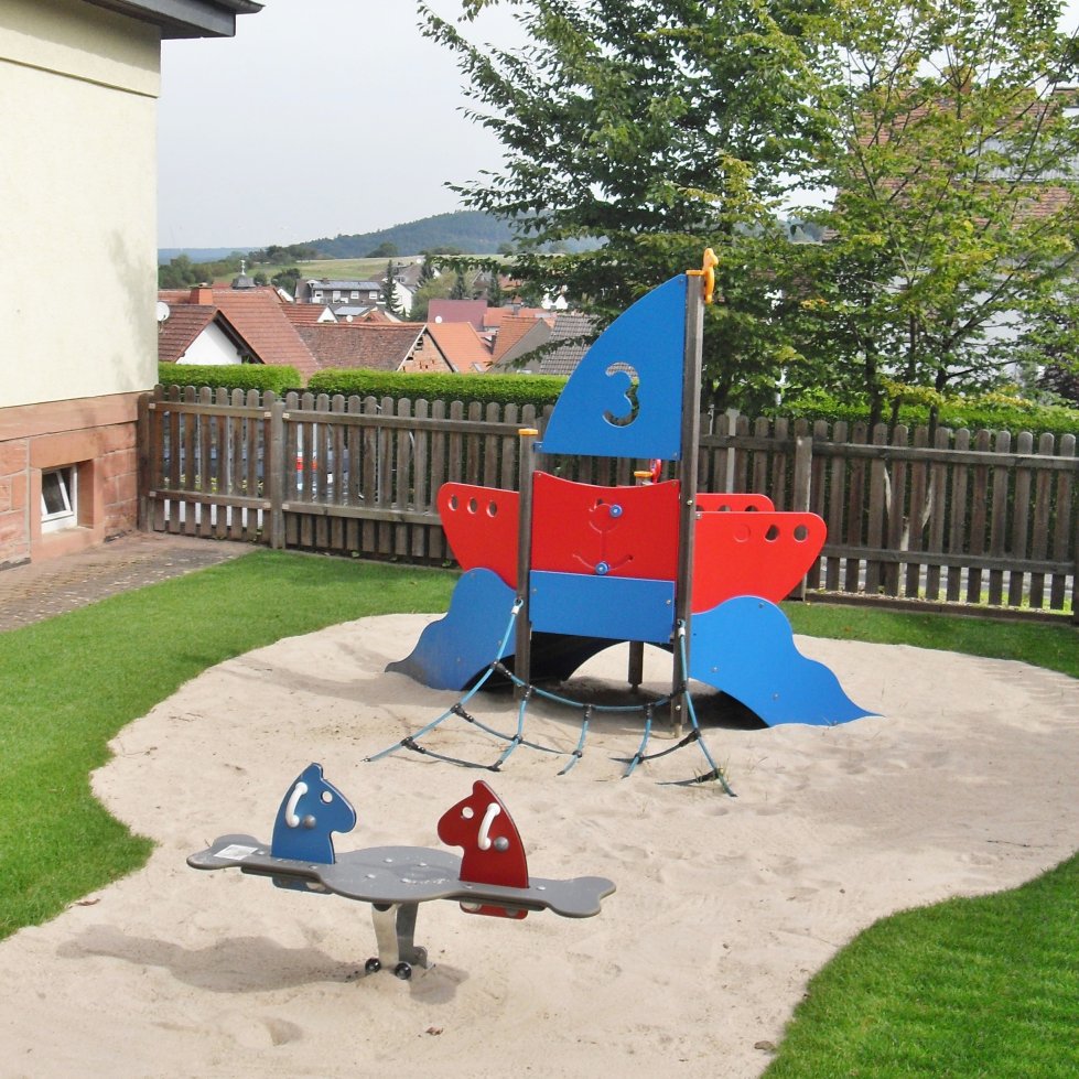 Sandspielplatz mit Kletterobjekt in Form eines Schiffes