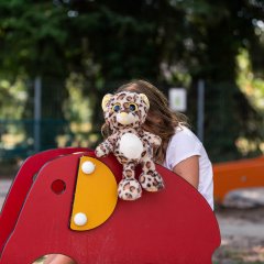 Mädchen auf einem Spielelefant im Außenbereich der Kita Hasselbachzwerge