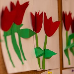 Gebastelte Tulpen hängen an der Wand der Kita und läuten den Frühling ein