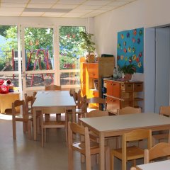 Gruppenraum der Kita Hasselbachzwerge mit Blick in den Außenbereich