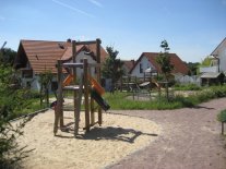 Spielplatz in Altenhaßlau mit Sandspielturm im Vordergrund