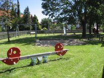 Spielplatz in Altenhaßlau, im Vordergrund eine Wippe