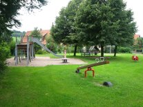 Spielplatz in Waldrode, im Vordergrund die Wippe, dahinter der Kletter- und Rutschenturm