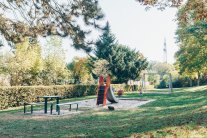 Impression des Spielplatzes Altenhaßlau, Am Eselspfad, im Vordergrund ist die Rutsche erkennbar