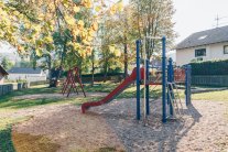 Spielplatz in Eidengesäß mit Gerätekombi und Brücke