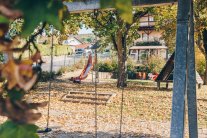 Spielplatz in Geislitz mit Rutsche, Schaukel und Rutschbahn