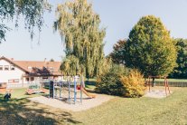 Spielplatz in Großenhausen mit Kletterturm und Rutsche