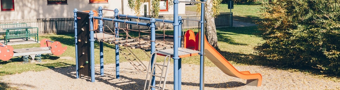 Spielplatz in Großenhausen mit Kletterturm und Rutsche
