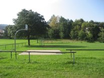 Bolzplatz mit Basketballkorb in Eidengesäß