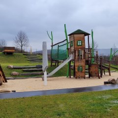 Außenspielbereich der Kita Traumwerkstatt mit Kletterturm