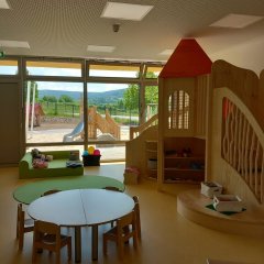 Gruppenraum mit Blick in den Außenspielbereich