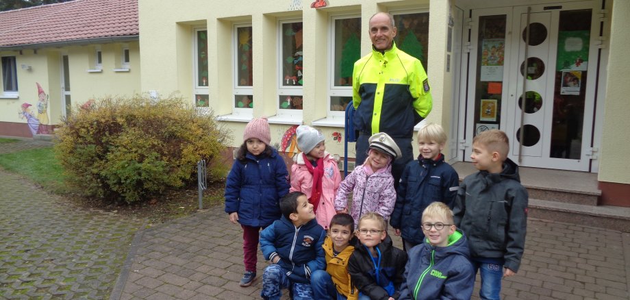 Ein Mitarbeiter der Jugendverkehrsschule mit einigen Kindern vor der Kindertagesstätte Hasselbachzwerge in Altenhaßlau