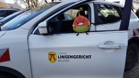 Das Linsi-Maskottchen im neuen Fahrzeuge des Bauhofs