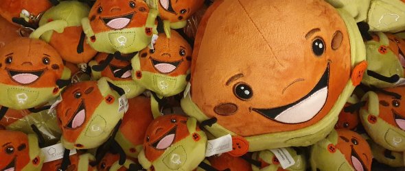 Ein größeres Linsi-Maskottchen umgeben von vielen Mini-Linsis