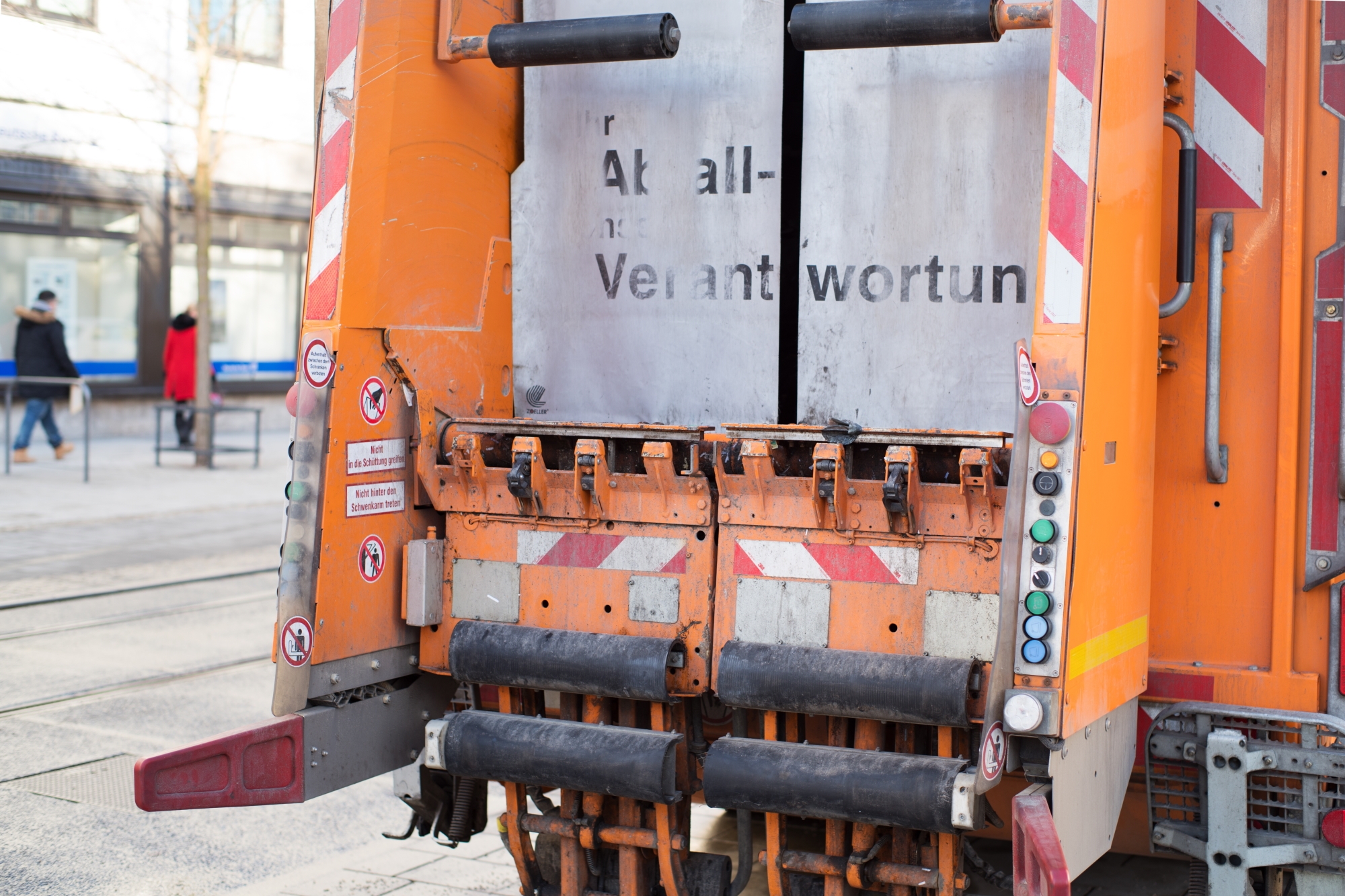 Abfallfahrzeug von hinten