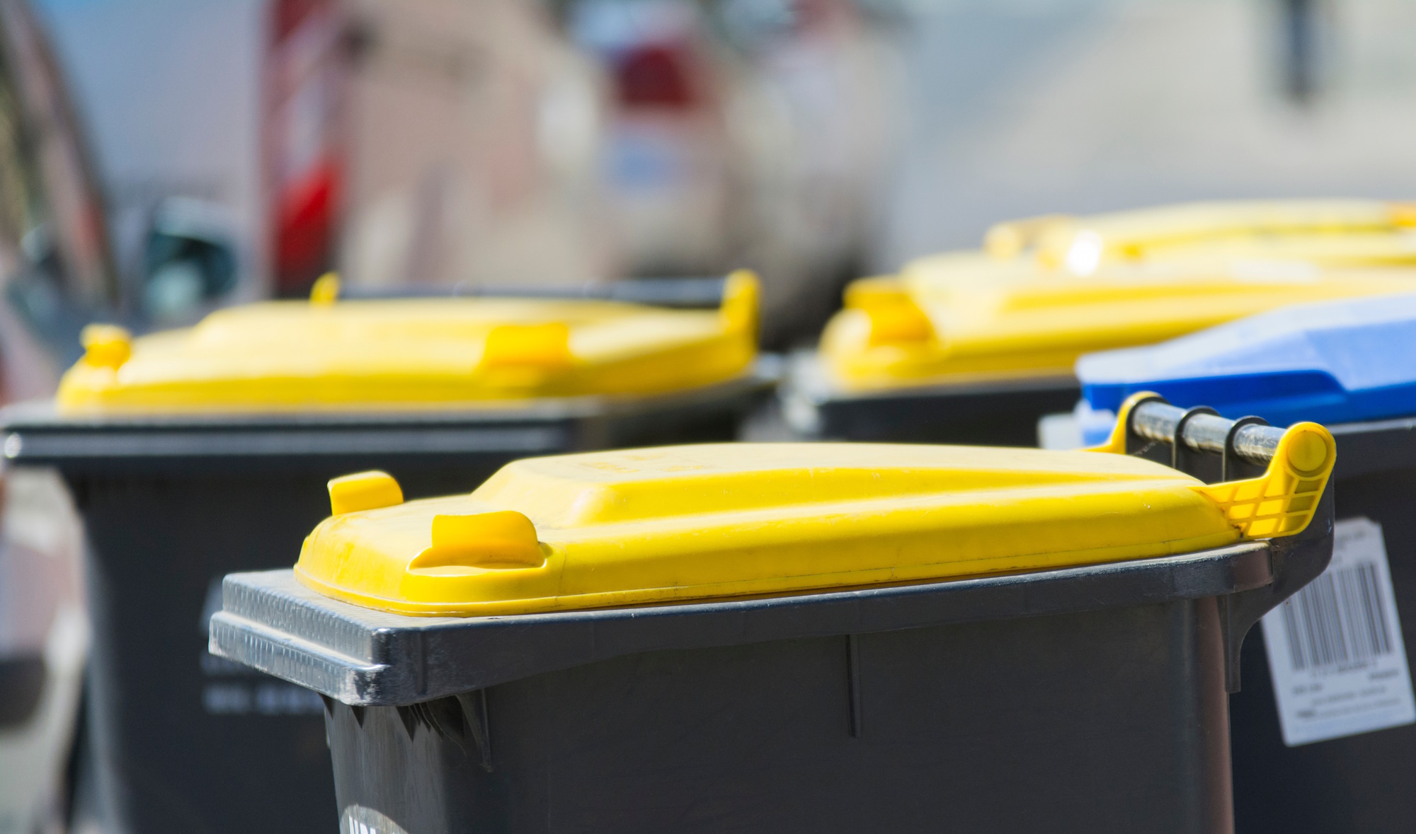 Mülltonnen mit gelbem Deckel