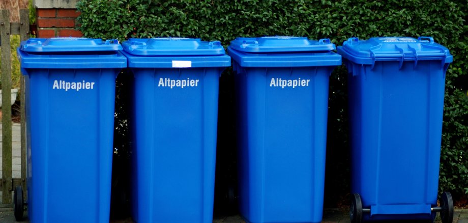 Blaue Altpapiertonnen