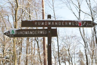 Beschilderung des Wanderweges im Winter