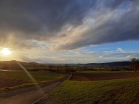 Feldweg zwischen Altenhasslau und Eidengesäß bei niedrig stehender Sonne