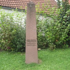Gedenkstein im Park von Geislitz