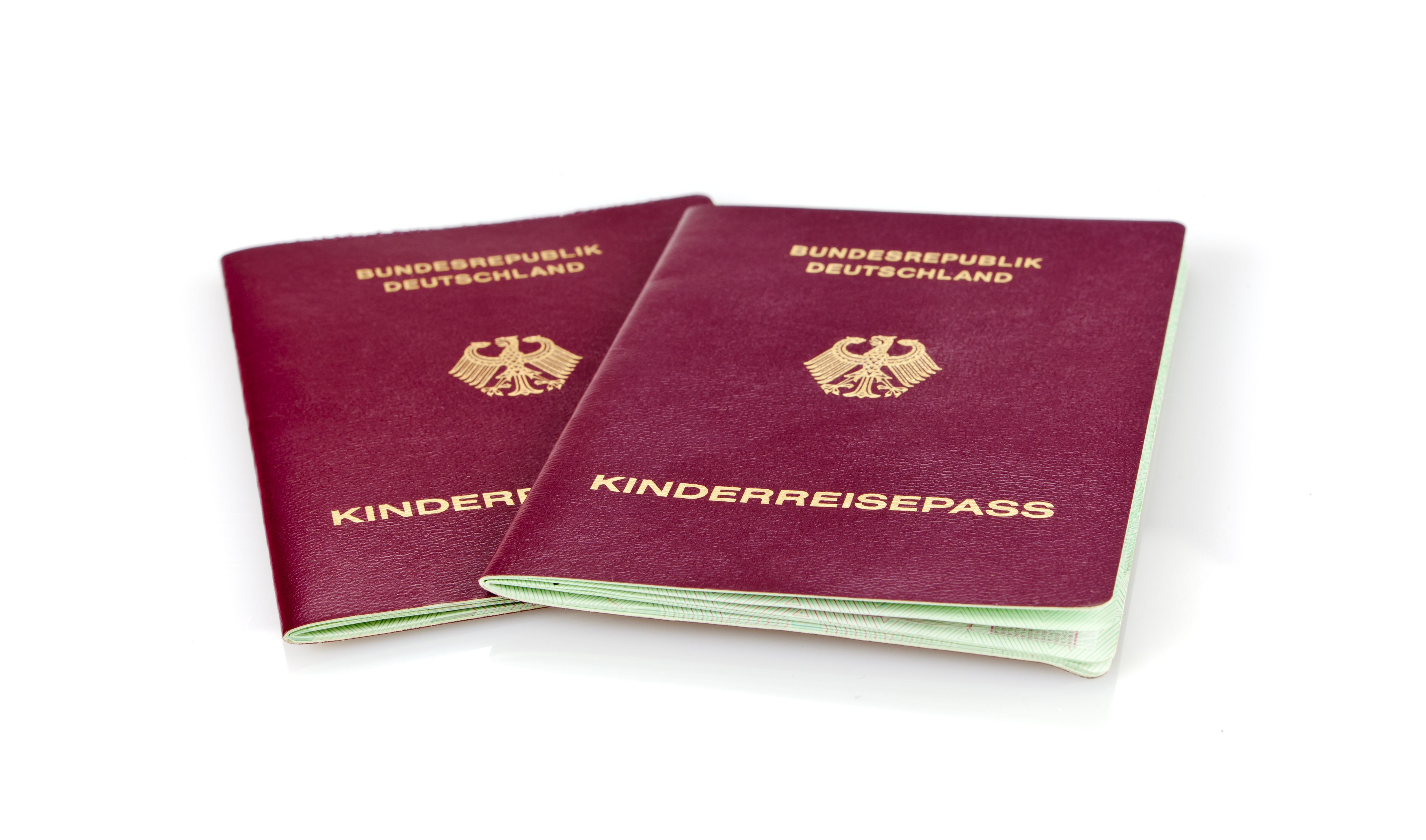 Zwei Kinderreisepässe, die so in Deutschland nicht mehr erhältlich sind