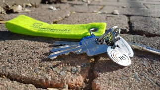 Schlüsselbund, der auf der Straße liegt