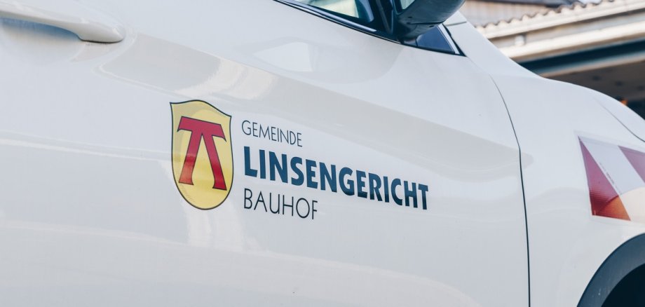 Nahaufnahme des Bauhof-Fahrzeugs mit Beschriftung