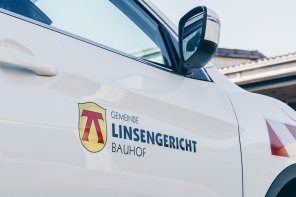 Nahaufnahme des Bauhof-Fahrzeugs mit Beschriftung