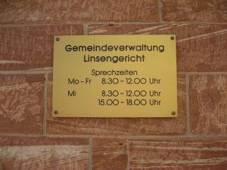 Schild mit den Öffnungzeiten der Gemeindeverwaltung tgl. 8.30 - 12.00 Uhr sowie Mittwochs 15.00 - 18.00 Uhr