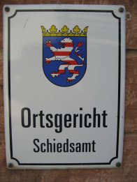 Nahaufnahme des Schildes Ortsgericht und Schiedsamt