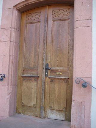 Die historische Eingangstür ins Rathaus