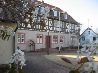 Seitliche Aufnahme des Rathauses im Frühling