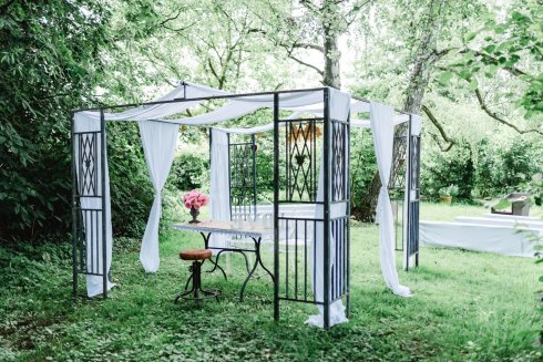 Pavillion im Garten des Hofgut Eich, das für Gartentrauungen genutzt werden kann