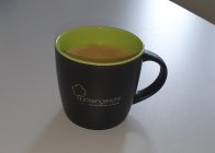 Tasse mit Linsengericht-Logo und mit Kaffee befüllt