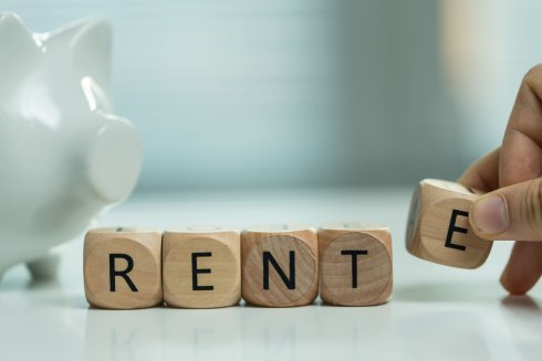 Kleine Würfel mit Buchstaben werden hintereinandergelegt und ergeben das Wort Rente
