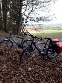 Zwei Fahrräder mit Gepäcktaschen