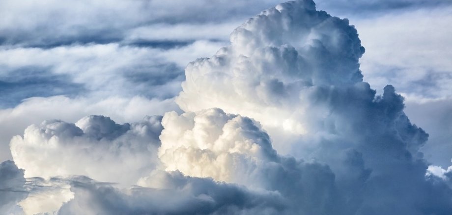 Große Quellwolken in blauen Farbtönen