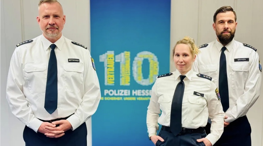 Schutzfrau vor Ort, Polizeihauptkommissarin Janka Dierl, mit der Dienststellenleitung der Polizeistation Gelnhausen.