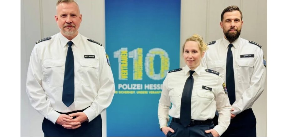 Schutzfrau vor Ort, Polizeihauptkommissarin Janka Dierl, mit der Dienststellenleitung der Polizeistation Gelnhausen.