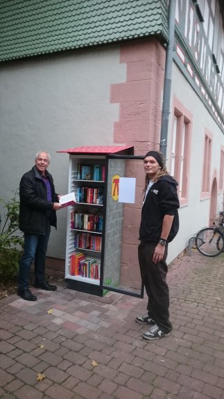 Bürgermeister Ungermann zusammen mit Björn Lapp am Bücherschrank