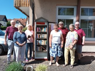 Bücherschrank in Geislitz bei der Einweihung