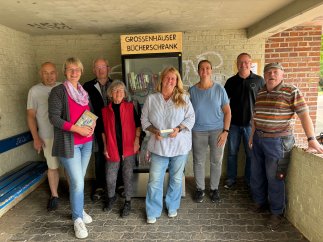 Bücherschrank in Großenhausen bei der Einweihung
